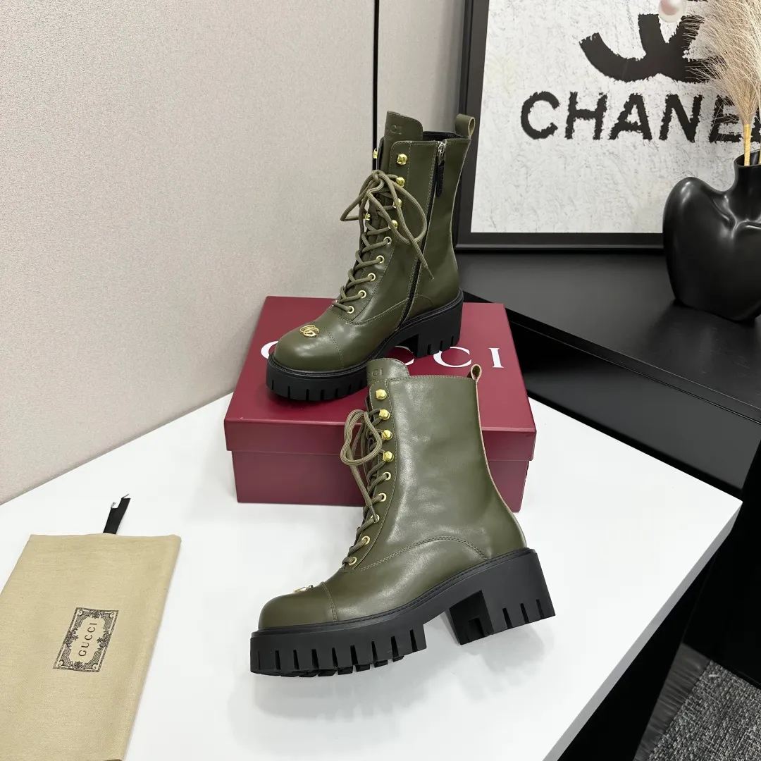 👟👟Ex-factory price 840👟👟 Highest version 2025 Gucci autumn and winter latest GUCCI mid-heel grooved thick-soled horsebit ankle Chelsea boots 🆙Purchase level high-end boutique goods🆙 This short boots is ingenious and combines the fashionable elements of boots and moccasins, with lightweight foam rubber groove soles , archive patterns continue to shine in Gucci’s new series, and the classic horsebit-shaped accessories highlight the brand’s equestrian heritage. It doubles the charm of the entire design and injects exquisite sophistication into daily shoes 😘 Fabric: Imported calfskin + embossed craftsmanship Inner/foot pads: Shuiqi cowhide Outsole: 1:1 mold rubber foam high toughness 4.5 cm thick sole Absolutely not heavy or rigid, nor will it collapse All materials and processes are consistent with the Y version Size: 35-42 standard code 404142 customized Heel height: 4.5CM Forefoot 2.5 cm Packaging: High-end packaging at the counter